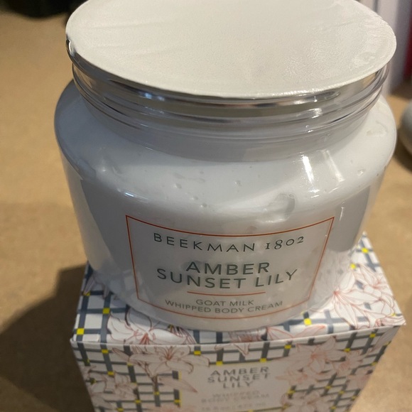 Beekman 1802 16oz. Amber Sunset Lily Whipped Body Cream NIB - Picture 3 of 3